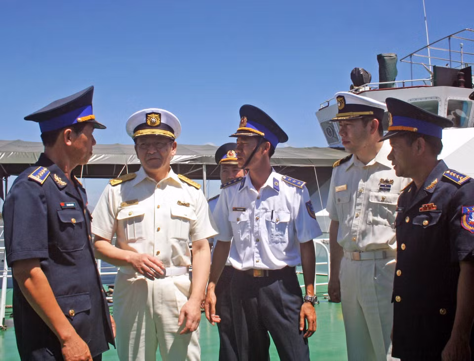 A Japan Coast Guard delegation, led by Vice Admiral Kiyoshi Saishoji, Director General of the Guard and Rescue Department, pays a working visit to Coast Guard Region 3 in Ba Ria-Vung Tau province to exchange experiences on coastal patrol, law enforcement, pirate fighting, search and rescue as well as maritime safety, February 28, 2013 (Photo: VNA)