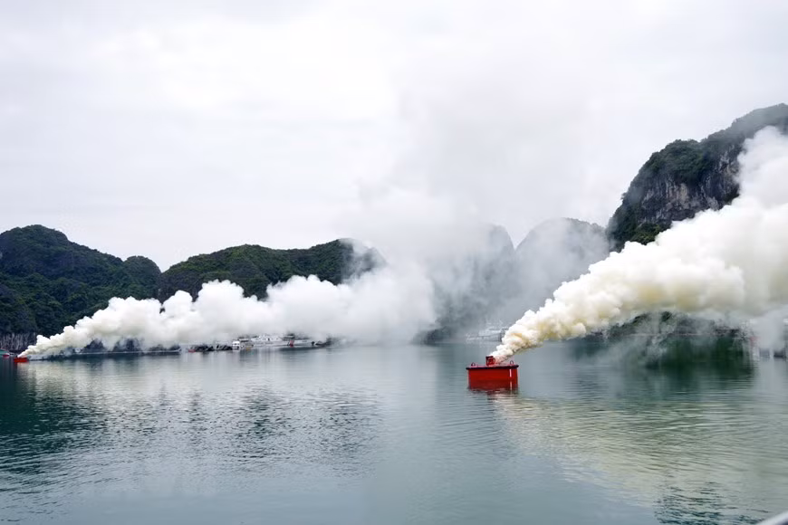 The training is the basis for the High Command of the Vietnam Coast Guard Regional 1 to continue to improve the ready-to-fight capacity, commanding qualifications at all levels as well as check the exploitation and use of weapons and technical equipment of officers and soldiers on the Coast Guard ships. (Photo: VNA)