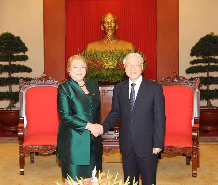 Party General Secretary Nguyen Phu Trong hosts a reception for Chilean President Michelle Bachelet during the latter’s state visit to Vietnam, 2017. (Photo: VNA)