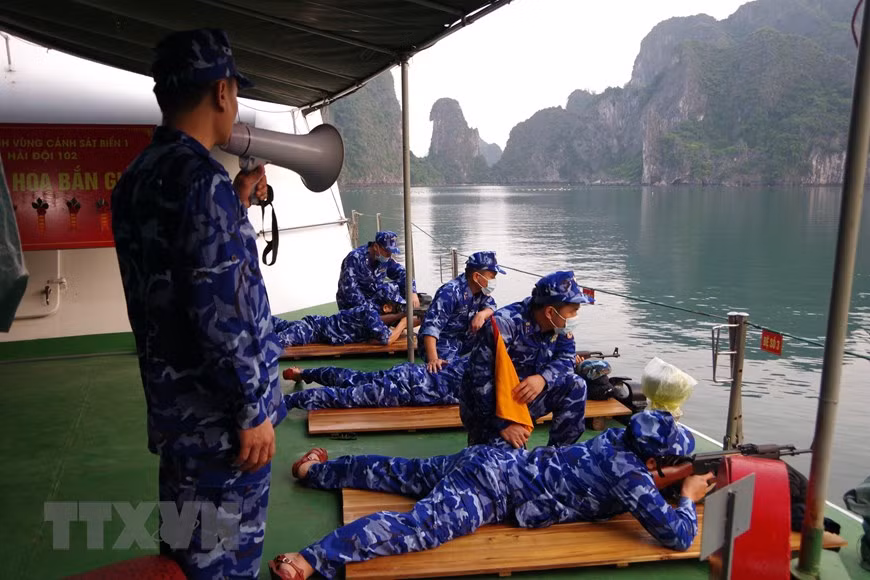 Practicing shooting at sea (Photo: VNA)