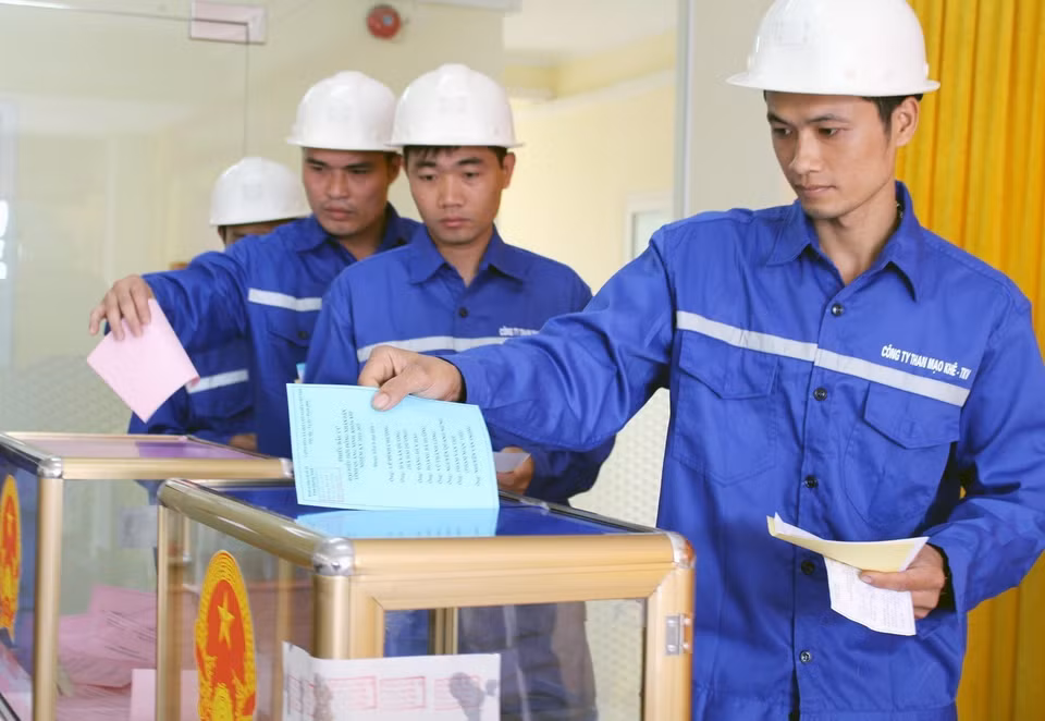 Workers of Mao Khe Coal Company – TKV cast ballots for deputies to the 14th National Assembly at election group No. 18, Mao Khe ward, Dong Trieu town, Quang Ninh province. (Photo: VNA)