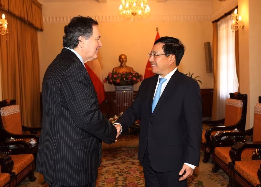 Deputy Prime Minister and Foreign Minister Pham Binh Minh meets with Chilean Foreign Minister Roberto Ampuero during the latter's visit to Vietnam to attend the World Economic Forum on ASEAN 2018. (Photo: VNA)