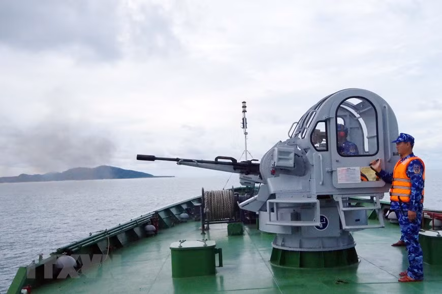 Practicing shooting at sea (Photo: VNA)