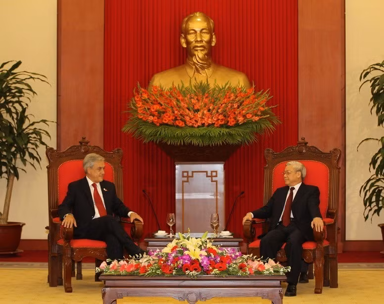 Party General Secretary Nguyen Phu Trong meets Chilean President Sebastian Piñeran Echenique during the latter’s official visit to Vietnam, 2012. (Photo: VNA)