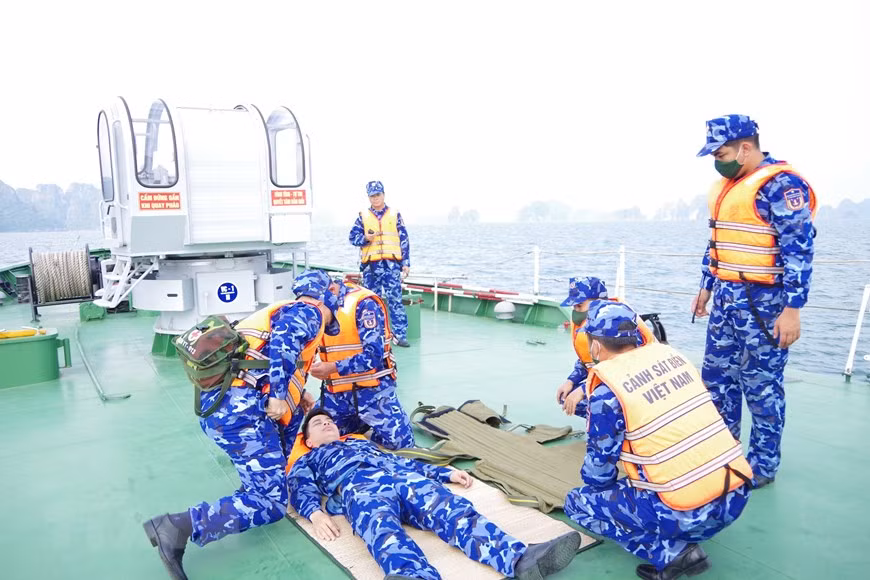 Practicing first aid at sea (Photo: VNA)