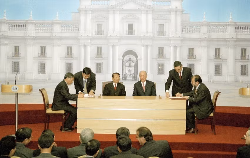 Chilean President Ricardo Lagos and President Tran Duc Luong witness the signing of the bilateral cooperation agreements, 2004. (Photo: VNA)
