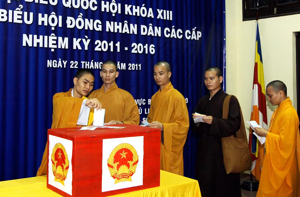 Monks and nuns perform their duties at polling area No. 20, Phu Linh commune, Soc Son district, to vote for deputies to the 13th National Assembly and People's Councils at all levels for the 2011-2016 term. (Photo: VNA)
