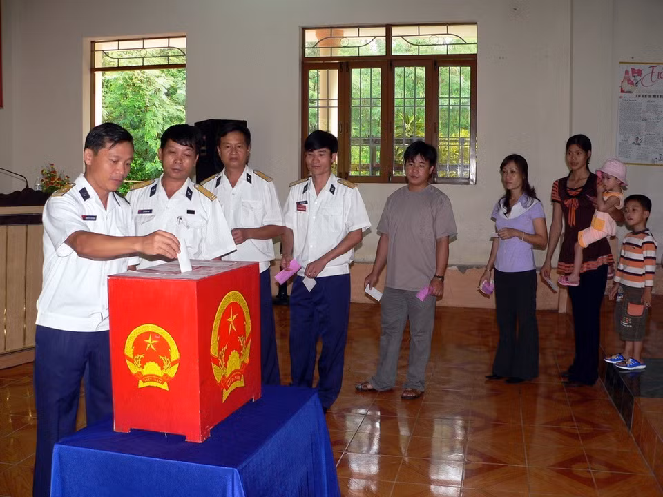 People and soldiers on Truong Sa (Spratly) Island, Khanh Hoa province cast ballots for deputies to the 12th National Assembly. (Photo: VNA)