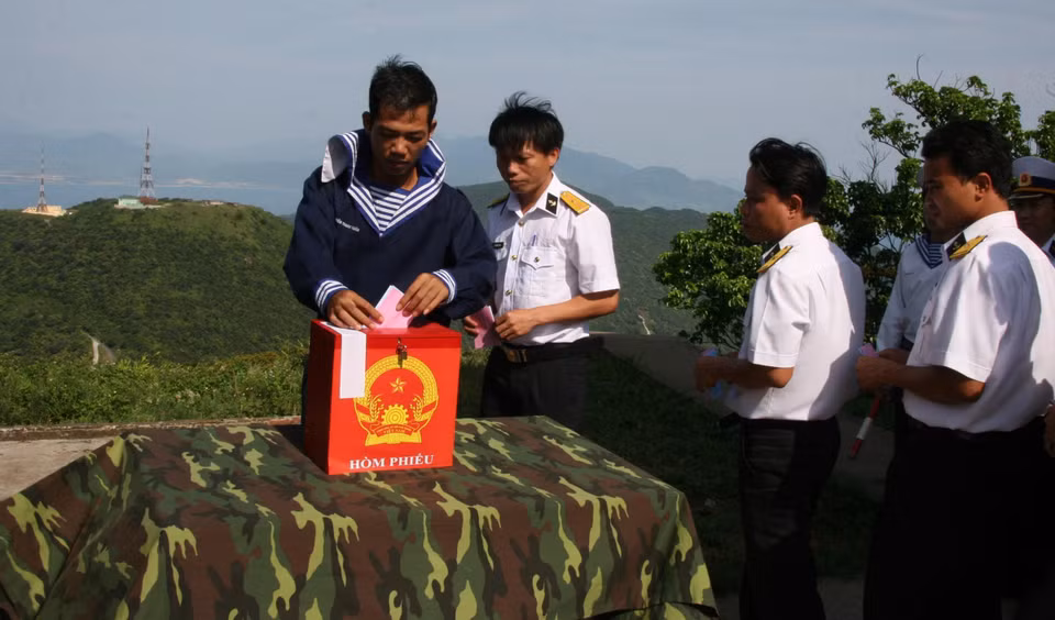 Officers and soldiers of radar station 545, battalion 351, Naval zone C cast ballots for deputies to the 13th National Assembly and People’s Councils at all levels for the 2011-2016 term, May 22, 2011. (Photo: VNA)