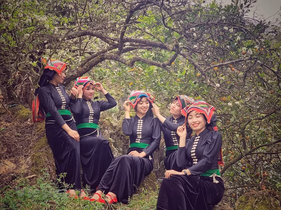 White Thai ethnic girls enjoy spring atmosphere in a plum garden during Lunar New Year festival. Son La province is a special land of not only majestic mountains but also distinct cultural values representing for the typical culture of ethnic minority groups in the Northwest Vietnam. It is home of 12 ethnic groups involving Thai, Kinh, H'mong, Muong, Dao, Kho Mu, Xinh Mun, Khang, La Ha, Lao, Tay, and Hoa. In which, Thai is the largest community in Son La province, accounting for 54% of the population. The province has been working to preserve and promote Thai culture in Vietnam’s northwestern region. (Photo: Xuan Mai/Vietnamplus)