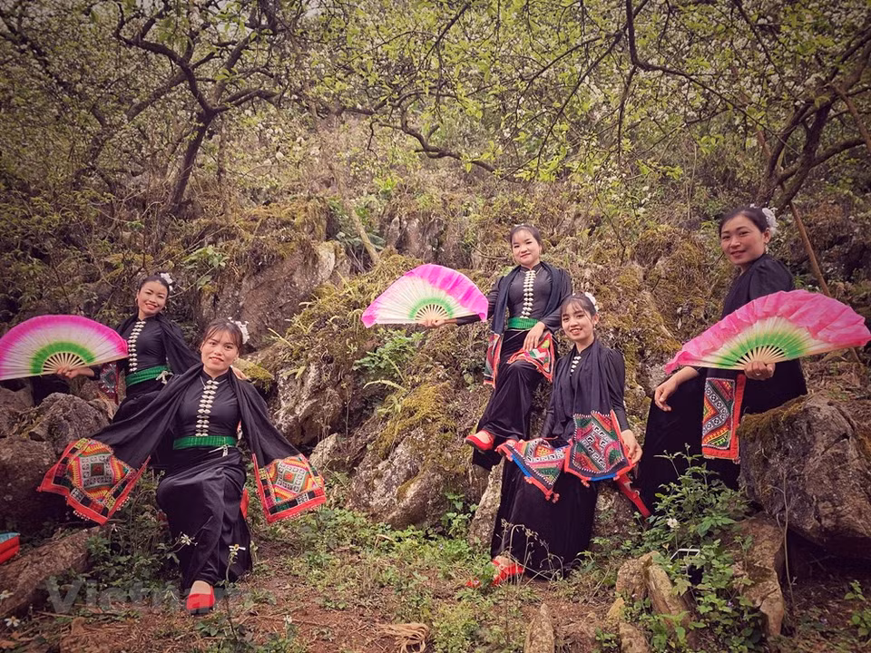 The girls are dressed up for a dance to welcome the spring. The captivating dance is one of the most special features giving people unforgettable experiences when visiting the locality. If Ban and peach flower is symbol of Son La, their dances are like hundreds of beautiful flowers in a garden. These dances bring their distinct cultural identity and presents for their pure souls. Son La is a special land of not only majestic mountains but also distinct cultural values representing for the typical culture of ethnic minority groups in the Northwest Vietnam. Being known as a convergence of 12 ethnic groups, Son La culture is the blend of different culture. (Photo: Xuan Mai/Vietnamplus)