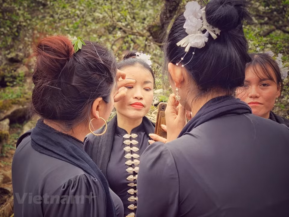 Thai ethnic girls make up before performing a dance to welcome the spring. Son La province is 320 kilometers from the northwest of Hanoi capital. The province is a land of cultural diversity where is known as a home of 12 ethnic groups. Each of these groups has their own unique and valuable cultural treasure creating colorful and diversified culture for this land. As a convergence of 12 ethnic minority groups, Son La is a land of multi-colored culture having 47 cultural historical relics and scenic beauty. This is a land of fine dishes, captivating dances, sweet folk songs, and special festivals. (Photo: Xuan Mai/Vietnamplus)