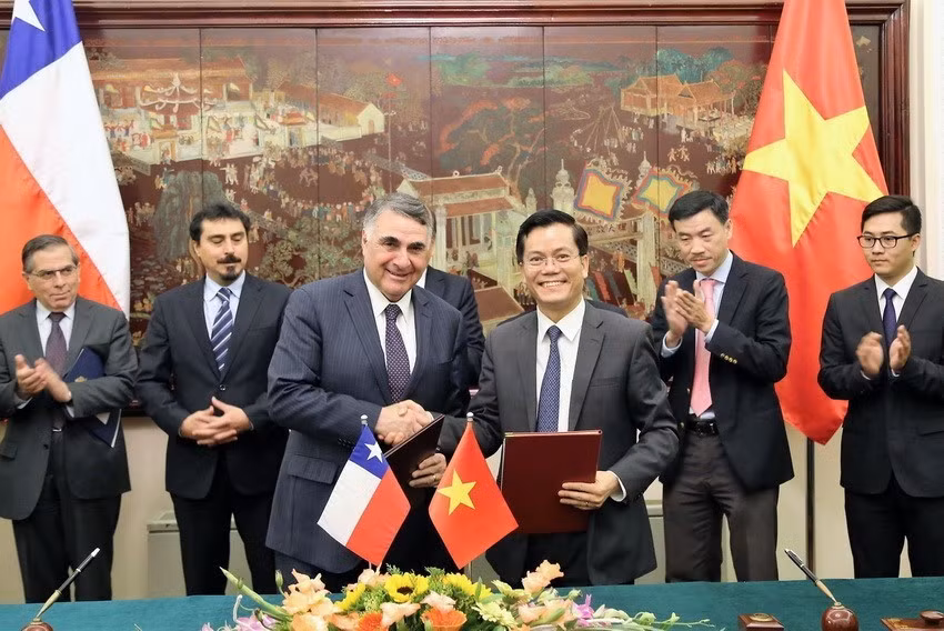 Deputy Foreign Minister Ha Kim Ngoc and Chilean counterpart Edgardo Riveros sign the Visa Waiver Agreement for Ordinary Passport Holders between Vietnam and Chile, October 17, 2016. (Photo: VNA)