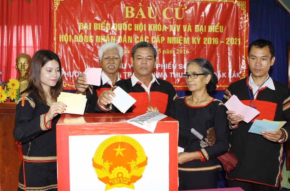 Ede ethnic voters in Ako Dhong villange, Dak Lak province cast ballots for deputies to the 14th National Assembly. (Photo: VNA)