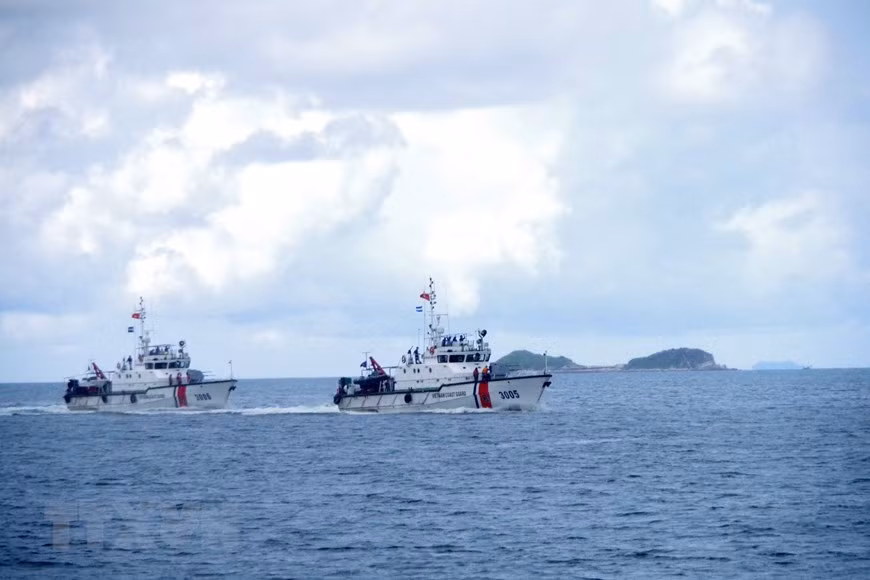 Flotilla 102’s fleet enters the shooting exercise (Photo: VNA)