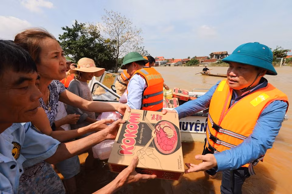 Functional forces support people in flood hit area in Le Thuy district, Quang Binh province (Photo: VNA)