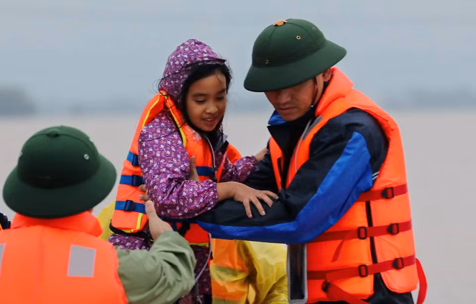 The joy of a little girl after being rescued by Ha Tinh province's armed force in Ngu Phuc village, Cam Vinh commune, Cam Xuyen district, Ha Tinh (Photo taken at 18:00 on October 20, 2020) (Photo: VNA)