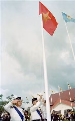 Flag raising ceremony at the initiation that recognises Vietnam as the 7th official member of the Association of Southeast Asian Nations (ASEAN) in Bandar Seri Begawan, Brunei’s capital, July 28, 1995 (Photo: VNA)