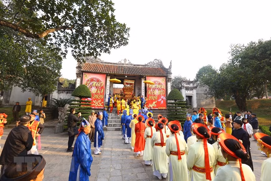 Palanquin procession ceremony to worship King An Duong Vuong (Photo: VNA)
