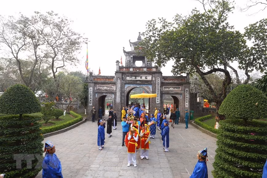 Elders present offerings to King An Duong Vuong (Photo: VNA)