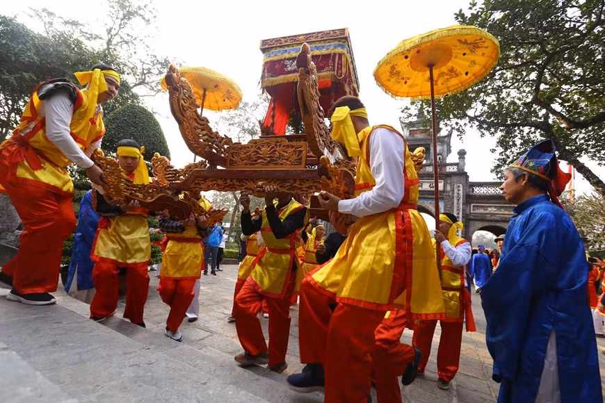 Palanquin procession ceremony to worship King An Duong Vuong (Photo: VNA)