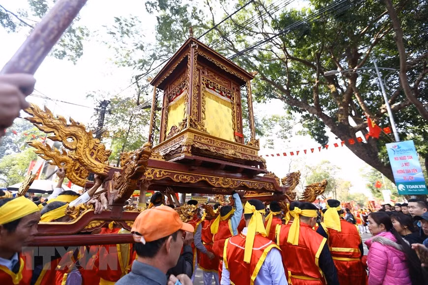 Palanquin procession ceremony to worship King An Duong Vuong (Photo: VNA)