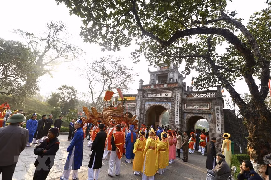 Palanquin procession ceremony to worship King An Duong Vuong (Photo: VNA)