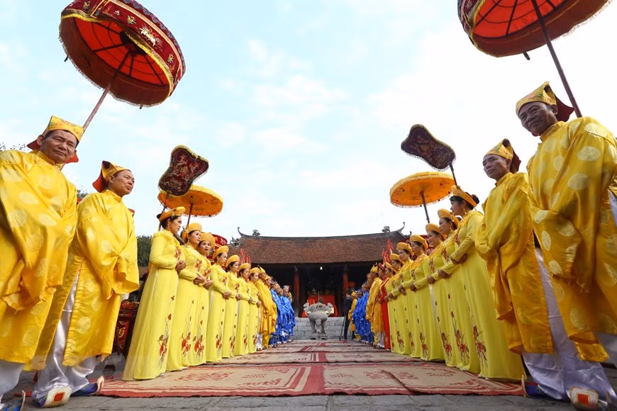 Palanquin procession ceremony to worship King An Duong Vuong (Photo: VNA)
