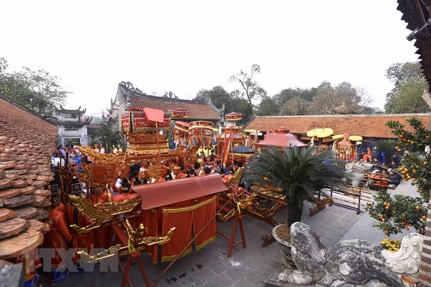 To commemorate the event when An Duong Vuong started moving into the citadel, residents of 12 hamlets belonging to Co Loa as well as 7 other communes around the region held Co Loa Citadel Festival within a 10 day period (Photo: VNA)