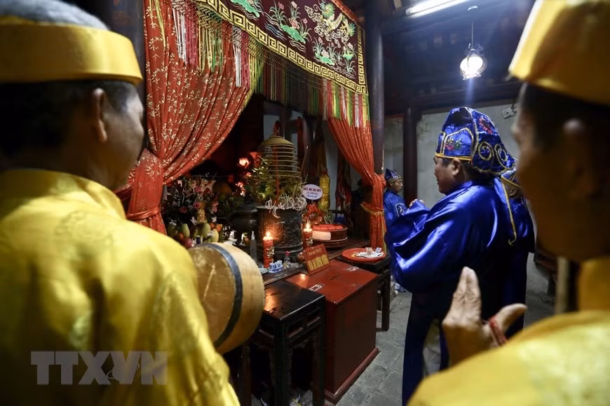 Elders present offerings to King An Duong Vuong (Photo: VNA)
