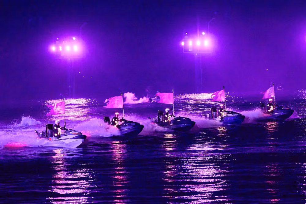 show-ban-giao-huong-dao-xanh-xac-lap-2-ky-luc-the-gioi-8784.jpg