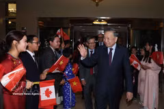 Vietnamese Embassy officials and staff, and representatives of the Vietnamese community in Canada welcome General Secretary of the Communist Party of Vietnam Central Committee and President To Lam. Photo: VNA