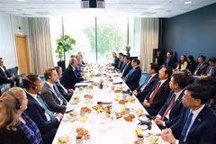 Prime Minister Pham Minh Chinh has a working breakfast with leaders of major Swedish corporations in Stockholm on June 12 (Photo: VNA)