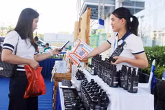 A consumer scans a QR code to pay for OCOP products from Viet Ket Herbal Medicine Company Limited in Nhan Thang ward. Photo: Bac Ninh Newspaper.
