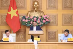 Prime Minister Pham Minh Chinh works with the Policy Advisory Council. Photo: VNA