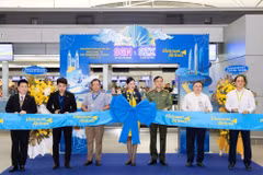 Delegates cut the ribbon to inaugurate the Ho Chi Minh City-Shenzhen direct air route. Photo: baodautu.vn