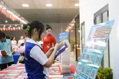 With just a smartphone, a wealth of knowledge spanning tens of thousands of books can now be accessed in an instant. (Photo: Thanh Nien Newspaper)