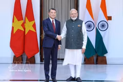 Prime Minister Le Minh Hung (L) shakes hands with his Indian counterpart Narendra Modi before their talks in New Delhi on September 12. (Photo: VNA)