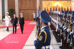 Prime Minister Le Minh Hung and Liechtenstein Prime Minister Brigitte Haas review the Guard of Honour of the Vietnam People’s Army in Hanoi on October 18 morning. Photo: VNA