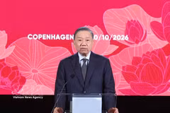 General Secretary of the Communist Party of Vietnam Central Committee and President To Lam speaks at the friendship concert celebrating the 55th anniversary of diplomatic relations between Vietnam and Denmark in Copenhagen on October 20 evening. Photo: VNA 