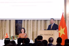 General Secretary of the Communist Party of Vietnam Central Committee and President To Lam meets with officials and staff of the Vietnamese Embassy and members of the Vietnamese communities in Denmark, Iceland and southern Sweden in Copenhagen on October 20 afternoon (local time). Photo: VNA