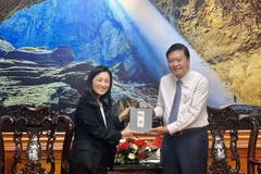 US Ambassador to Vietnam Jennifer Wicks presents a souvenir to Chairman of the Quang Tri provincial People’s Committee Le Hong Vinh. Photo: VNA