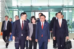 Singaporean Senior Minister of State for Defence Desmond Choo sees Standing Member of the CPV Central Committee’s Secretariat Tran Cam Tu off at Changi International Airport. (Photo: VNA)