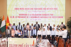 President of the National Assembly of Côte d’Ivoire and Can Tho city leaders pose for a commemorative photo. Photo: VNA