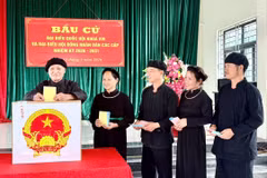 Tay ethnic voters in Na O hamlet of An Lac commune, Bac Ninh province, cast their ballots on March 15. (Photo: VNA)