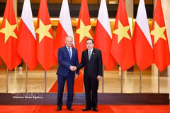 National Assembly President Tran Thanh Man (R) meets with visiting Polish Prime Minister Donald Tusk in Hanoi on October 26. Photo: VNA