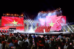 A performance at the Hanoi Flag Tower. Photo: VNA