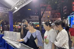 Visitors explore the “Books Unlock Knowledge – Technology Leads the Future” space at the Hanoi Book Fair 2026. Photo: VNA