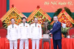 General Secretary of the Communist Party of Vietnam Central Committee and President To Lam presents a statue of President Ho Chi Minh to the Vietnam Association of Former People's Public Security Officers. Photo: VNA