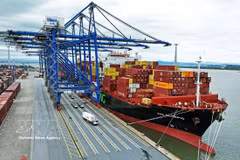 Import and export goods at Lach Huyen Port in Hai Phong city. Photo: VNA